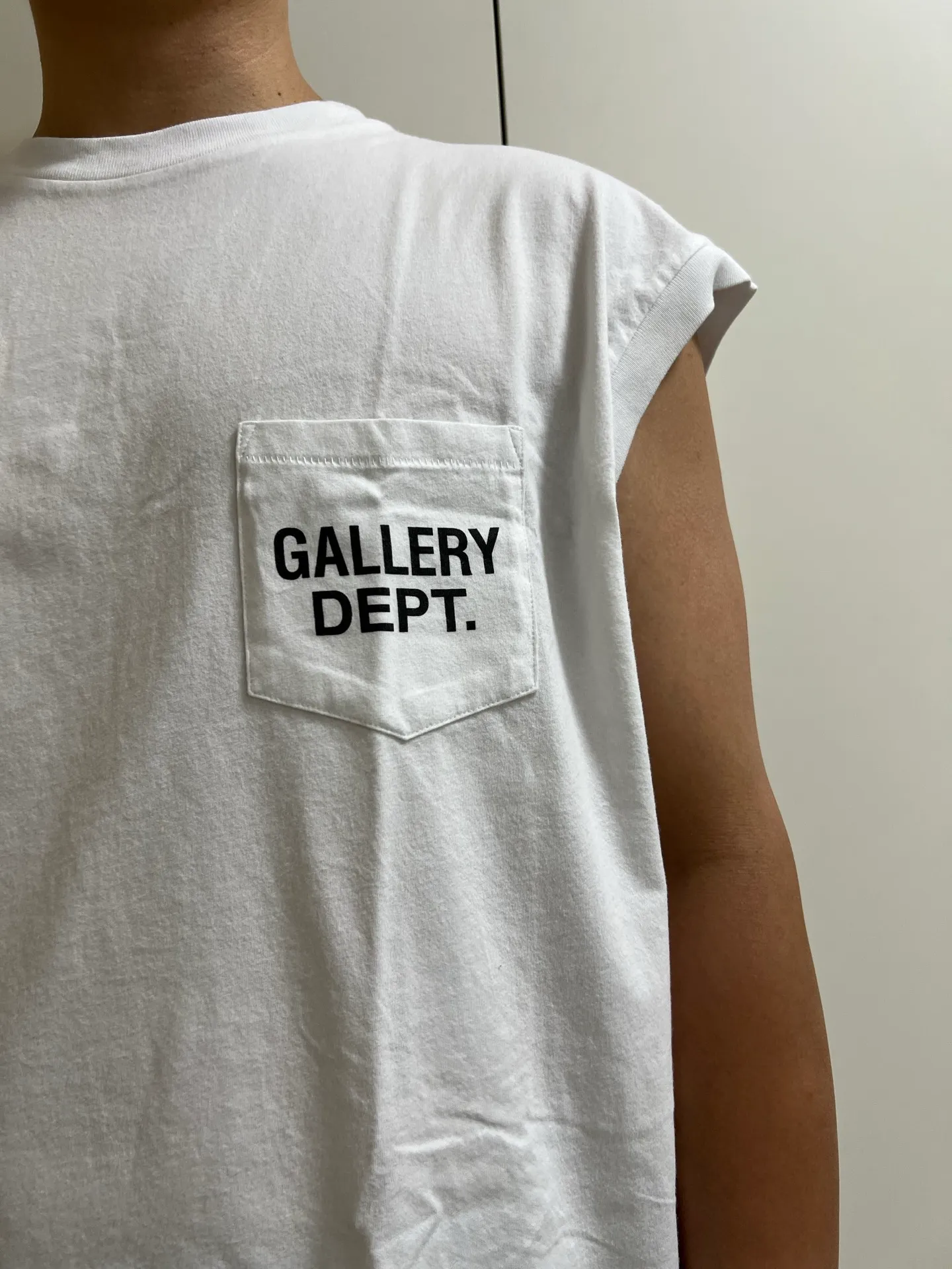 GALLERY DEPT. AUGI SLEEVELESS TEE/VINTAGE BLACK/NAVY/WHT English pocket sleeveless vest TEE Washed black/navy blue/white S-XL Same as the original version Super comfortable summer brushed lightweight material No sense of comfort on the upper body Loose and crisp fit Comfortable and breathable